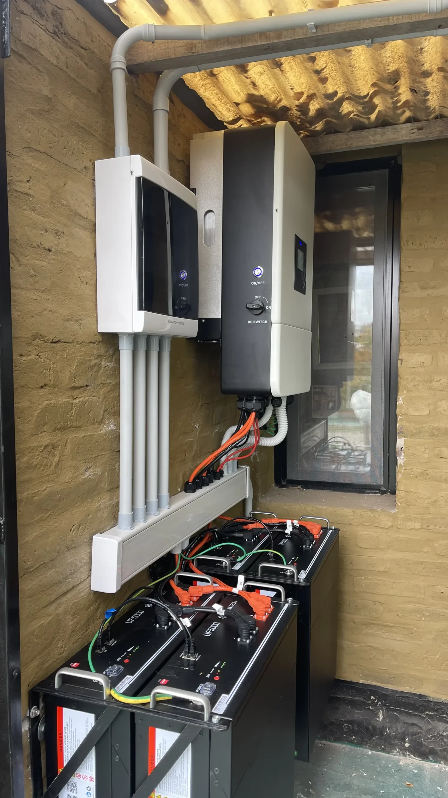 Inversor híbrido Deye trifásico y 4 baterías Pylontech UF5000 instaladas