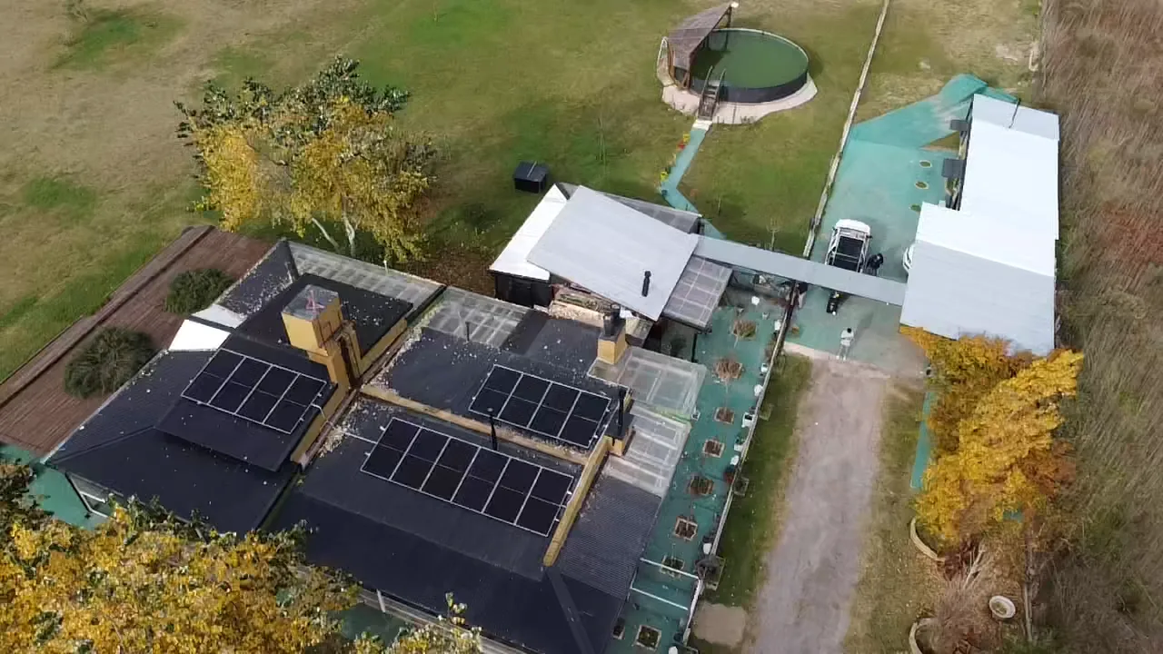 Paneles solares bifaciales instalados en el techo de la estancia