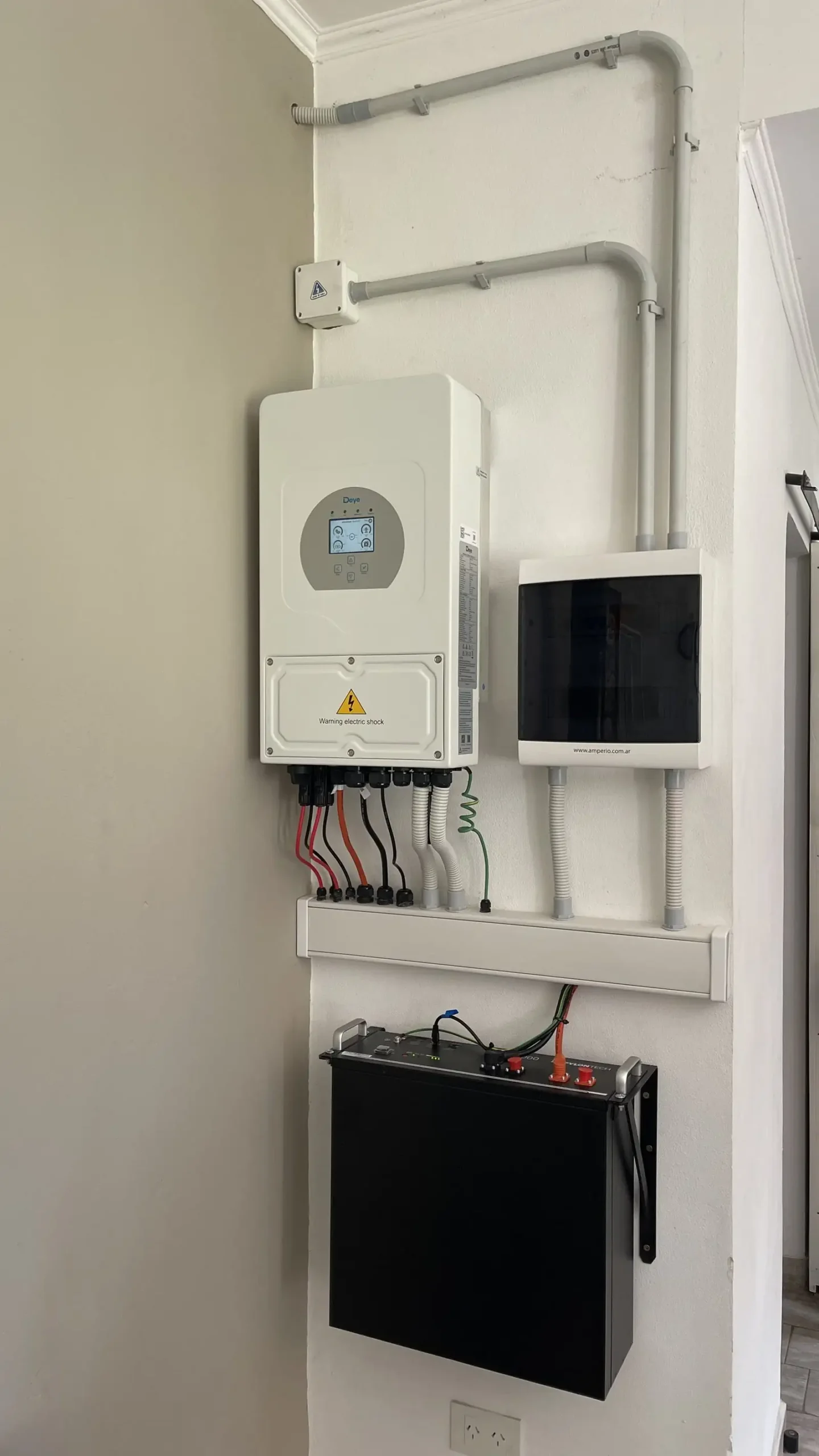 Inversor híbrido Deye y batería Pylontech instalados