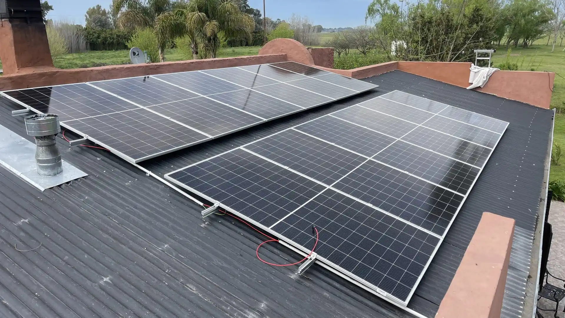 Paneles solares instalados en el techo de la casa de Carlos