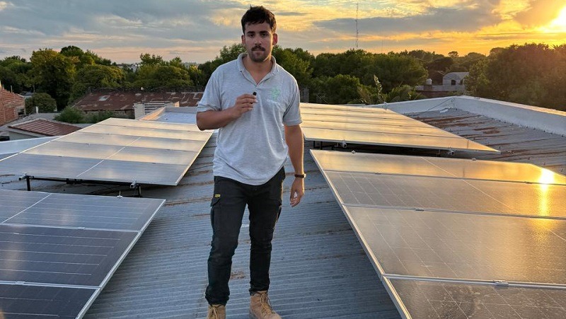 Tomás Montiel, de Amperio, sobre una instalación de paneles solares en techo