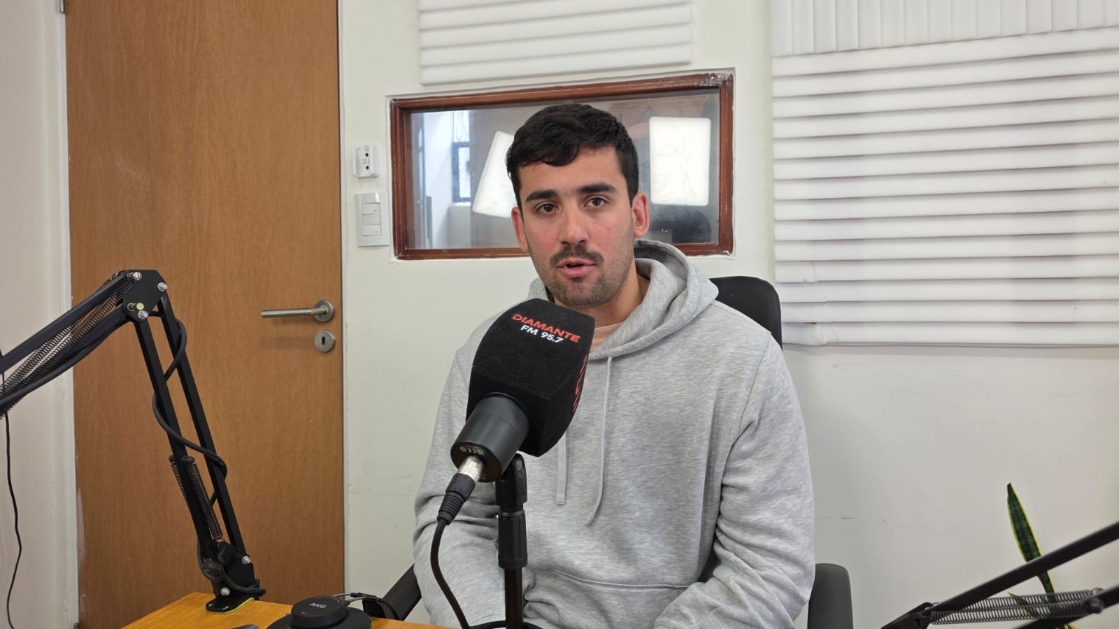Tomás Montiel, de Amperio, en los estudios de DiamanteFM