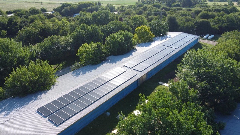 Vista aérea de una instalación de paneles solares de Amperio sobre una nave